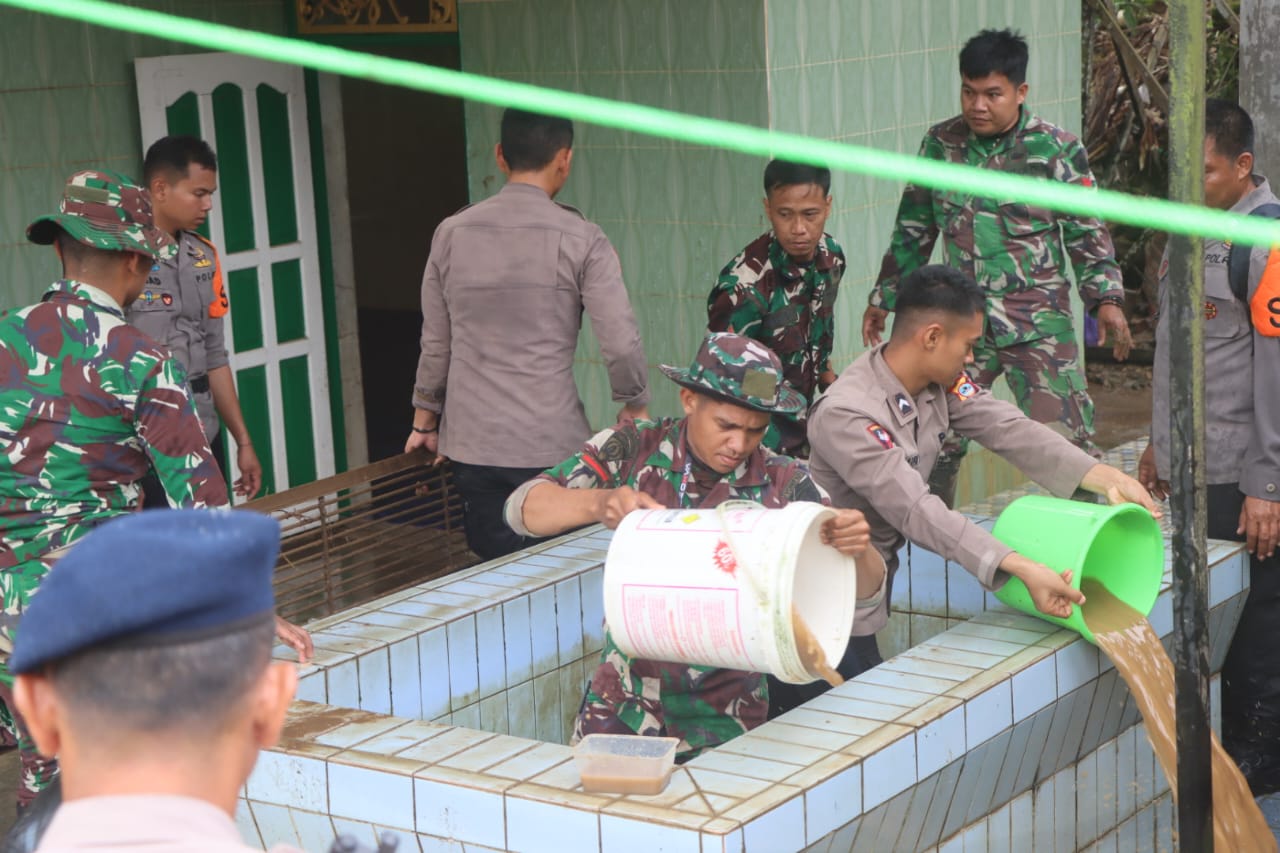 TNI-Polri Hadir untuk Warga, Bersihkan Fasilitas Umum Pascabanjir Tebing Tinggi