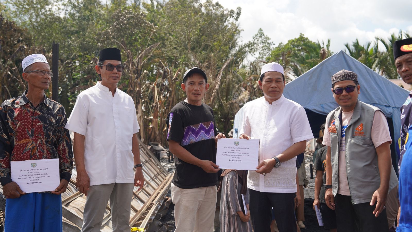 Pemkab Balangan Salurkan Bantuan untuk Korban Kebakaran di Desa Galumbang