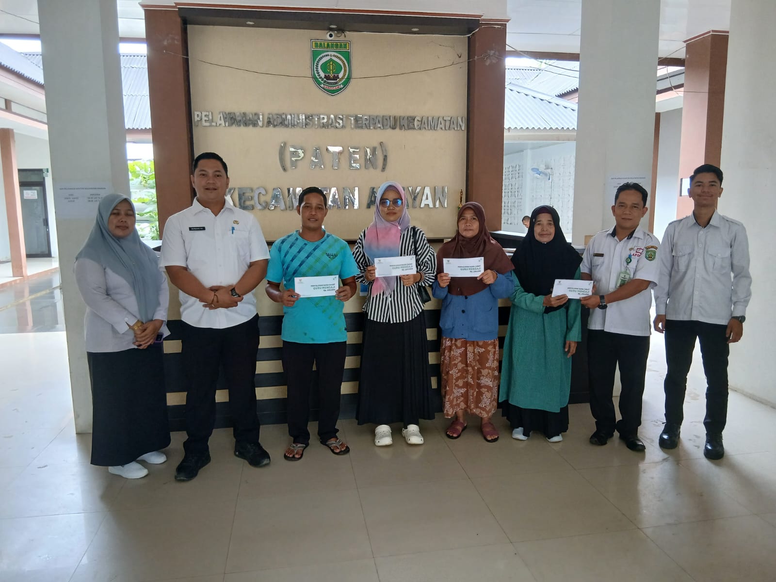 Baznas  Balangan Salurkan Uang Zakat untuk Fakir Miskin dan Guru Mengaji