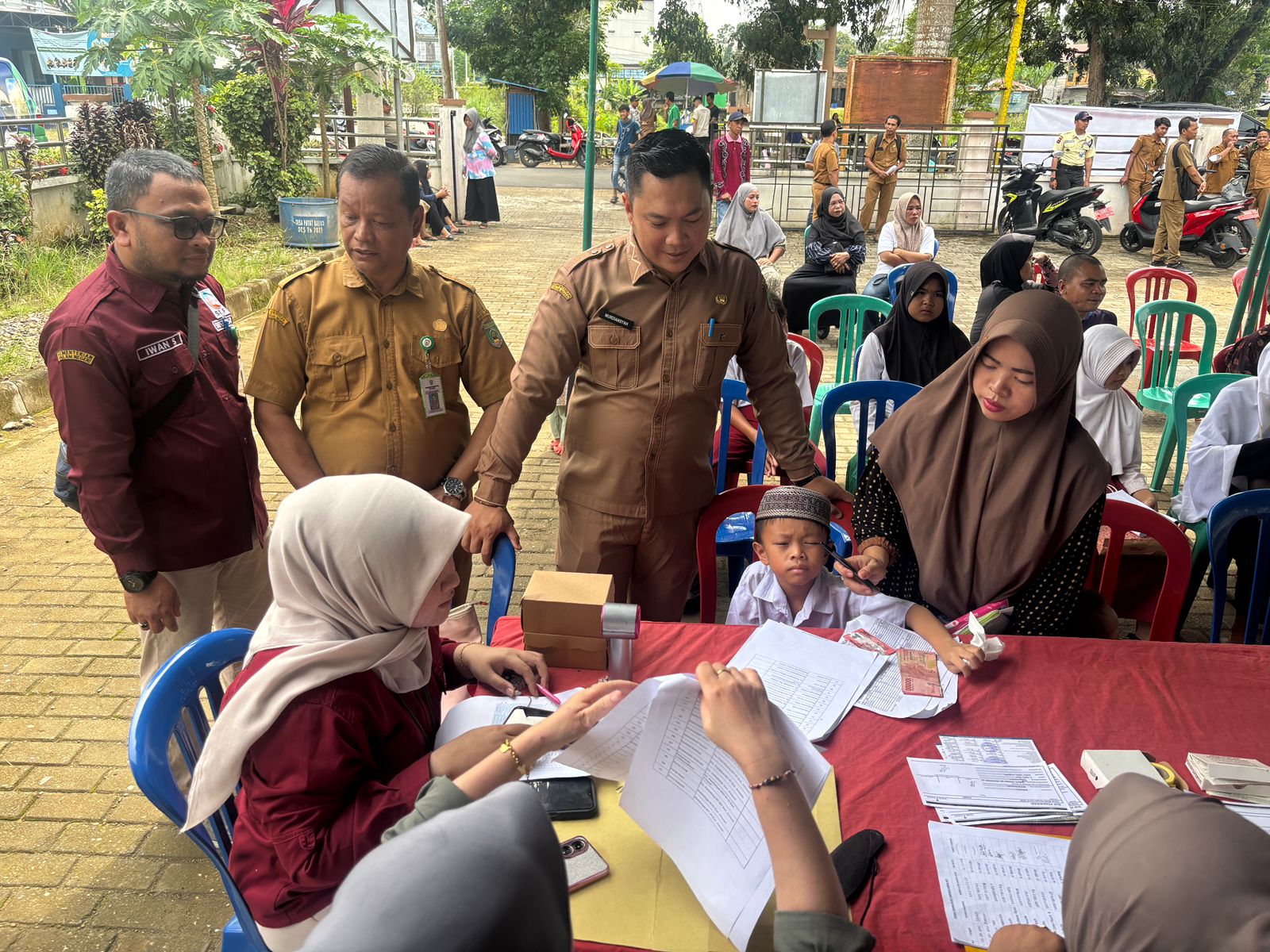 Dinsos Balangan Salurkan Bansos Permakanan dan Sandang di Awayan