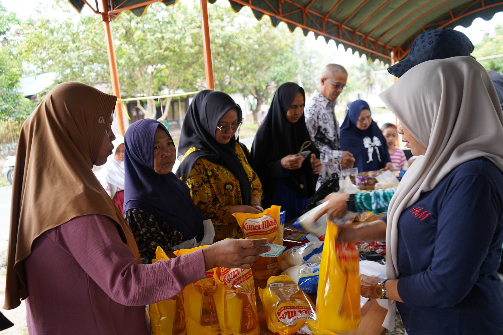 Pasar Murah di Desa Mampari, Warga Terbantu Penuhi Kebutuhan Pokok