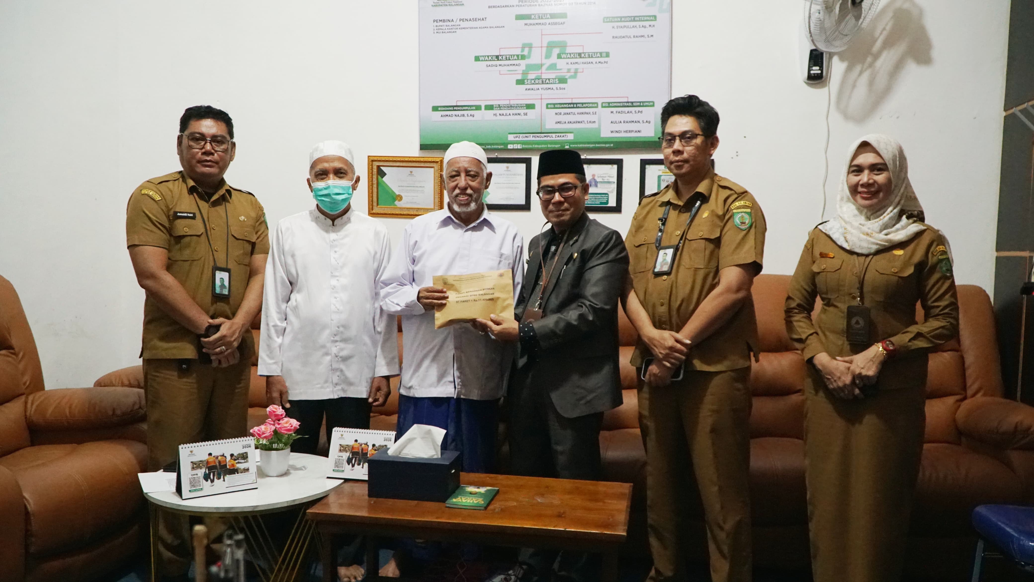 Serahkan Paket Ramadan Berkah Pegawai BPBD Balangan ke Baznas
