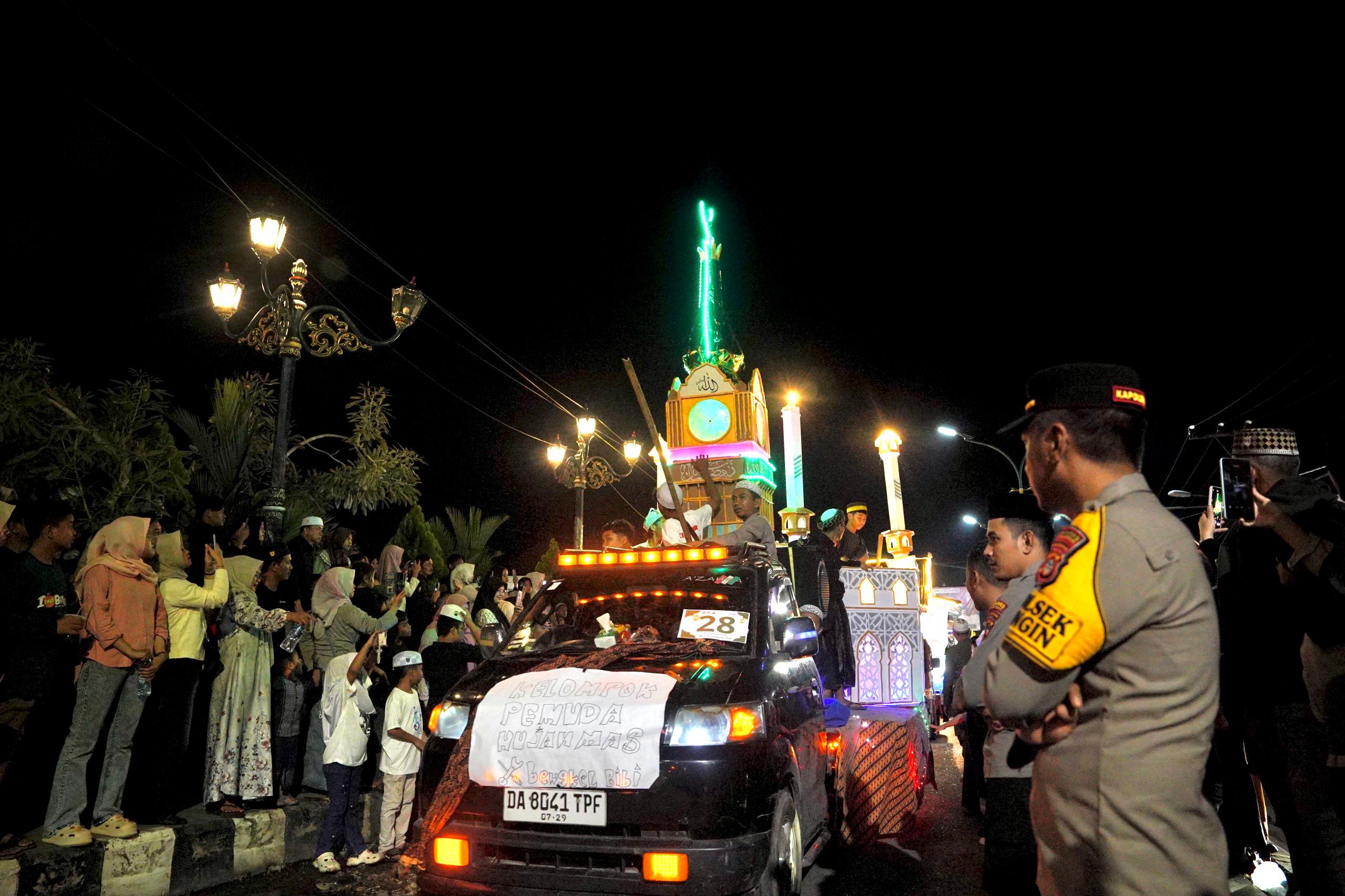 Semarak Ramadan, Puluhan Kendaraan Hias Ramaikan Festival Baarak Tanglong di Balangan