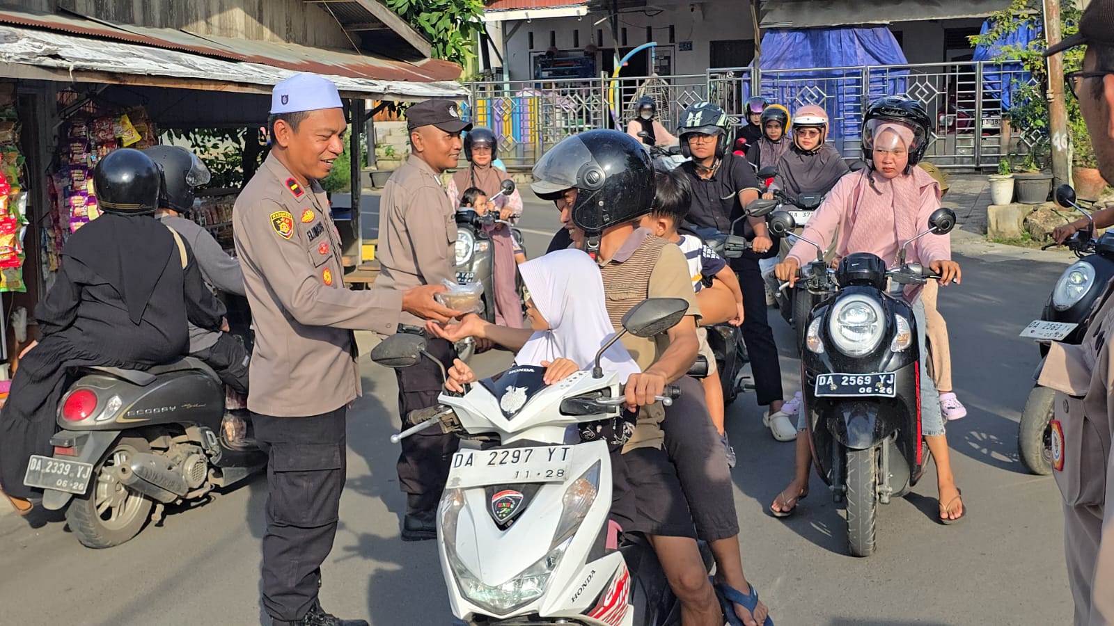 Polsek Paringin Gelar Aksi Berbagi Takjil