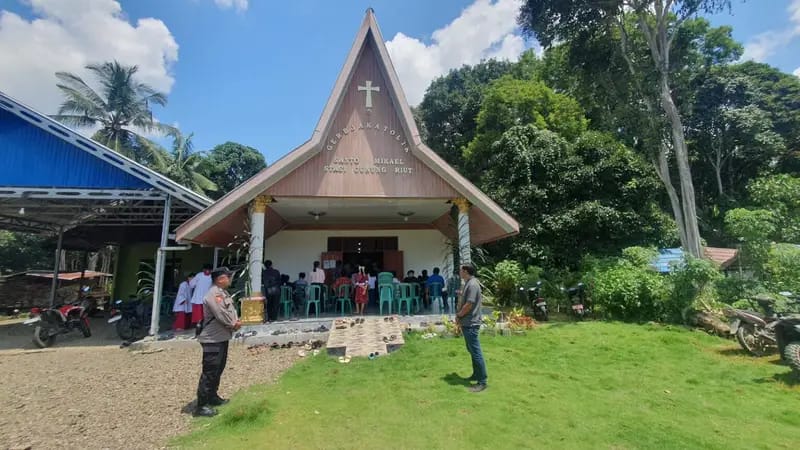 Polsek Halong Amankan Ibadah Minggu Palma dengan Pendekatan Humanis