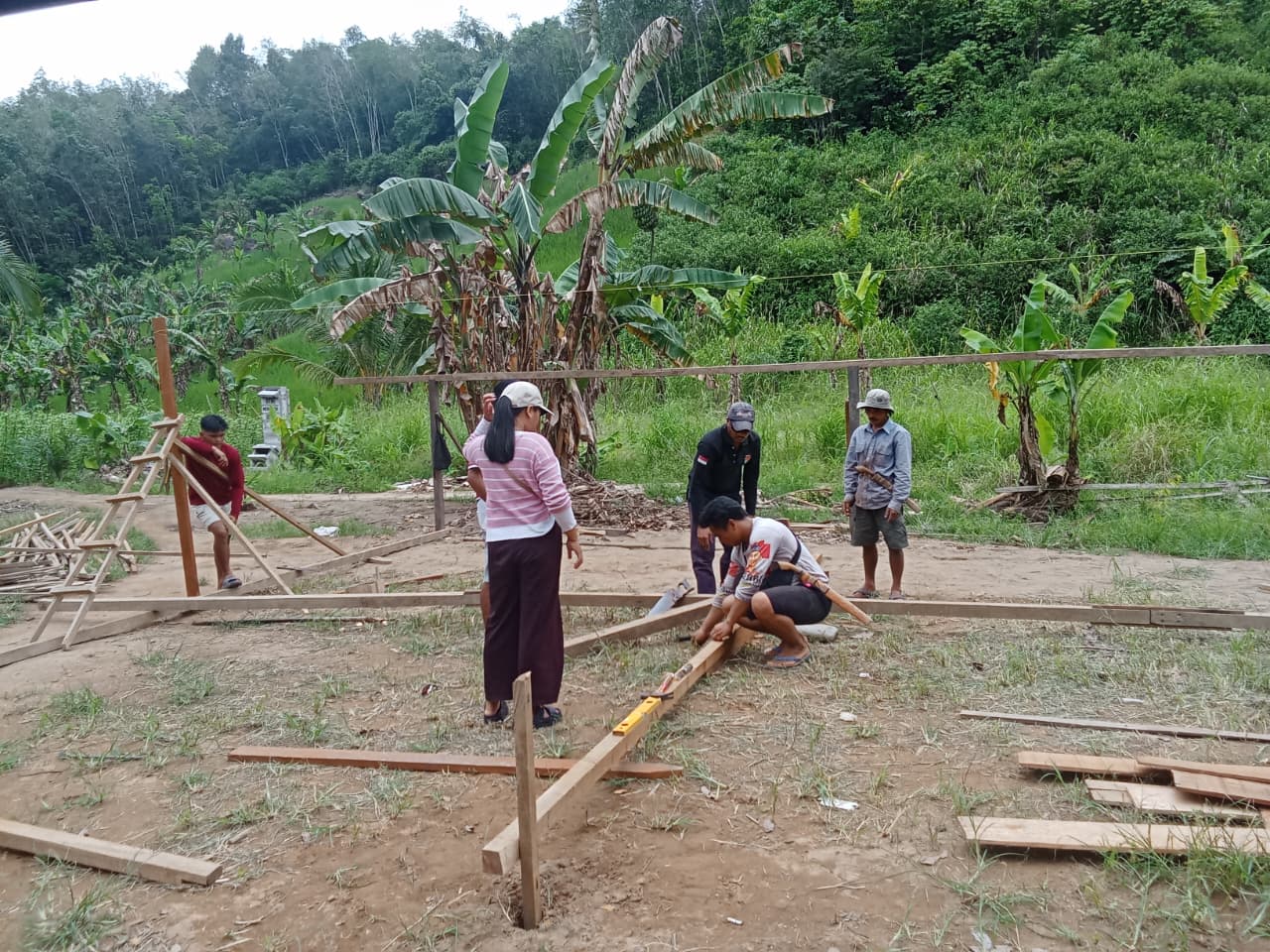 Fasilitas Rusak Diterjang Banjir, Parkir Wisata Gunung Hauk Kini Dibangun Kembali