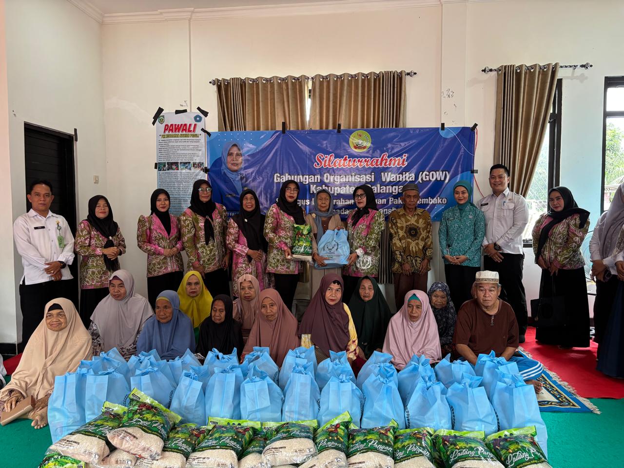 GOW Balangan Salurkan 25 Paket Sembako untuk Lansia di Awayan
