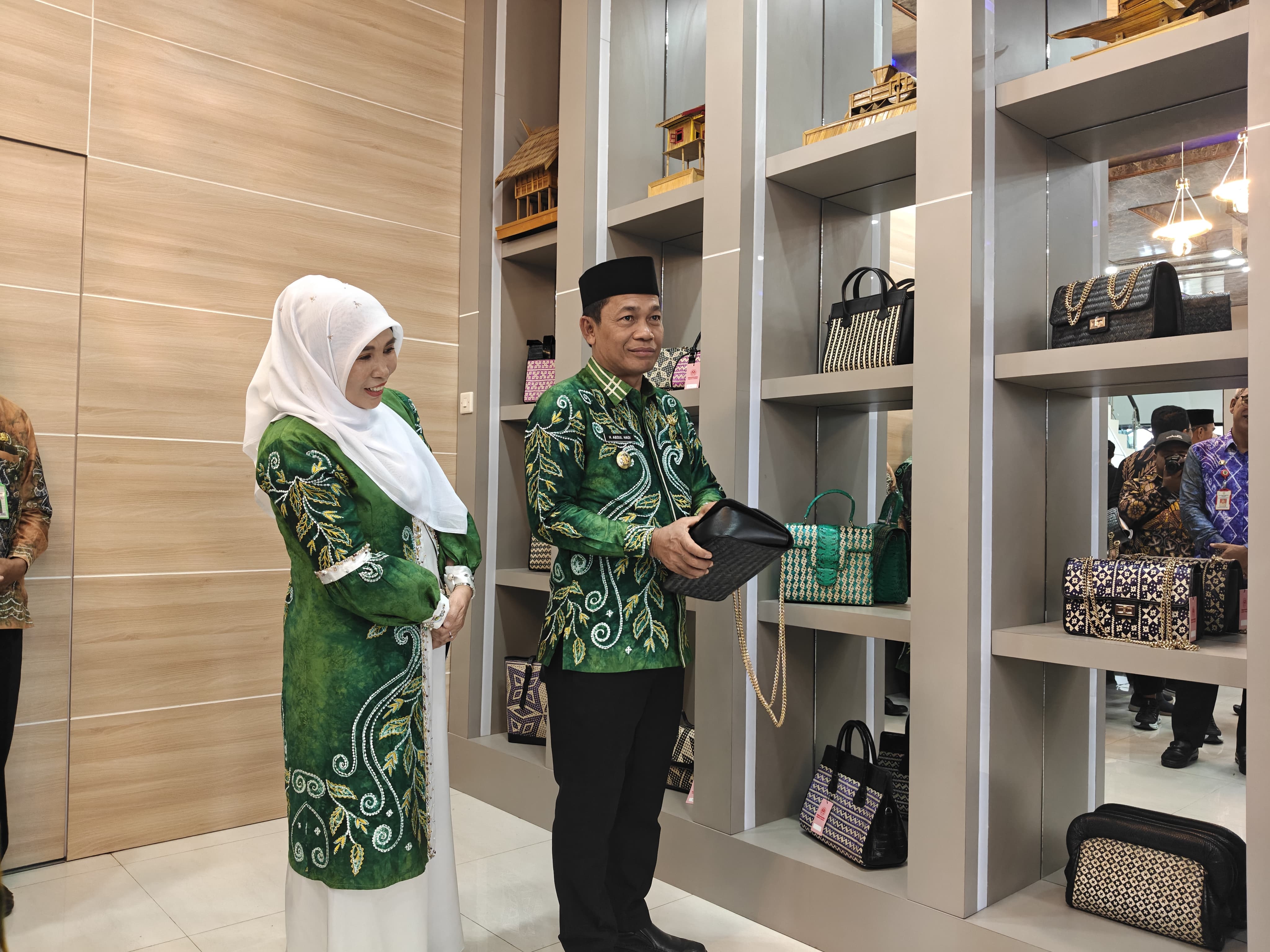 Galeri Dekranasda Balangan Jadi Akses Baru Pasar Kerajinan dan Produk UMKM