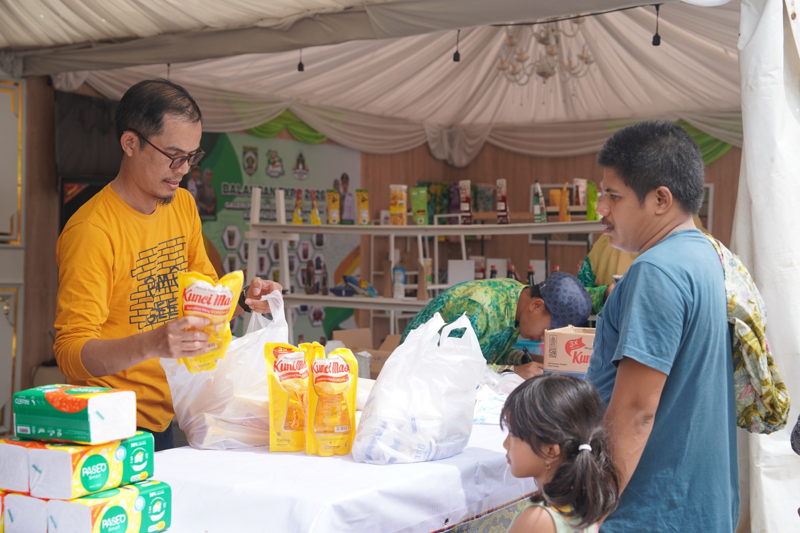 Pasar Murah Disperindag Balangan Diserbu Warga