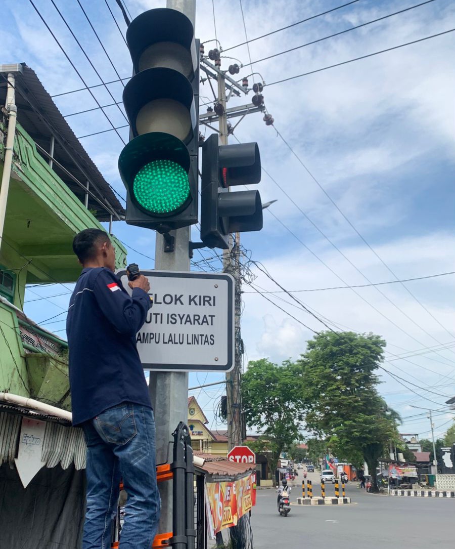 Dishub Balangan Ganti Rambu di Simpang Paringin Barat dan Halong