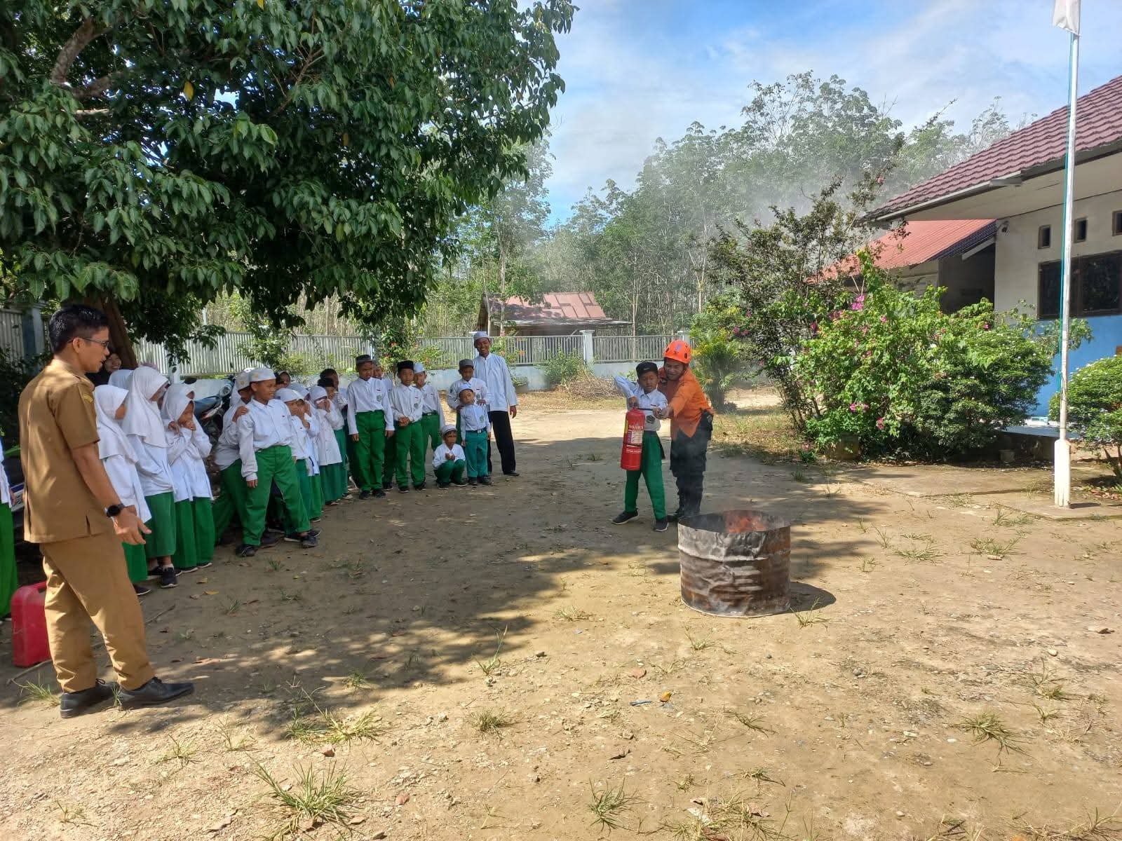 BPBD Balangan Bekali Kemampuan Tanggap Bencana bagi Siswa MI Raudhah Tahfizh Al-Qur'an