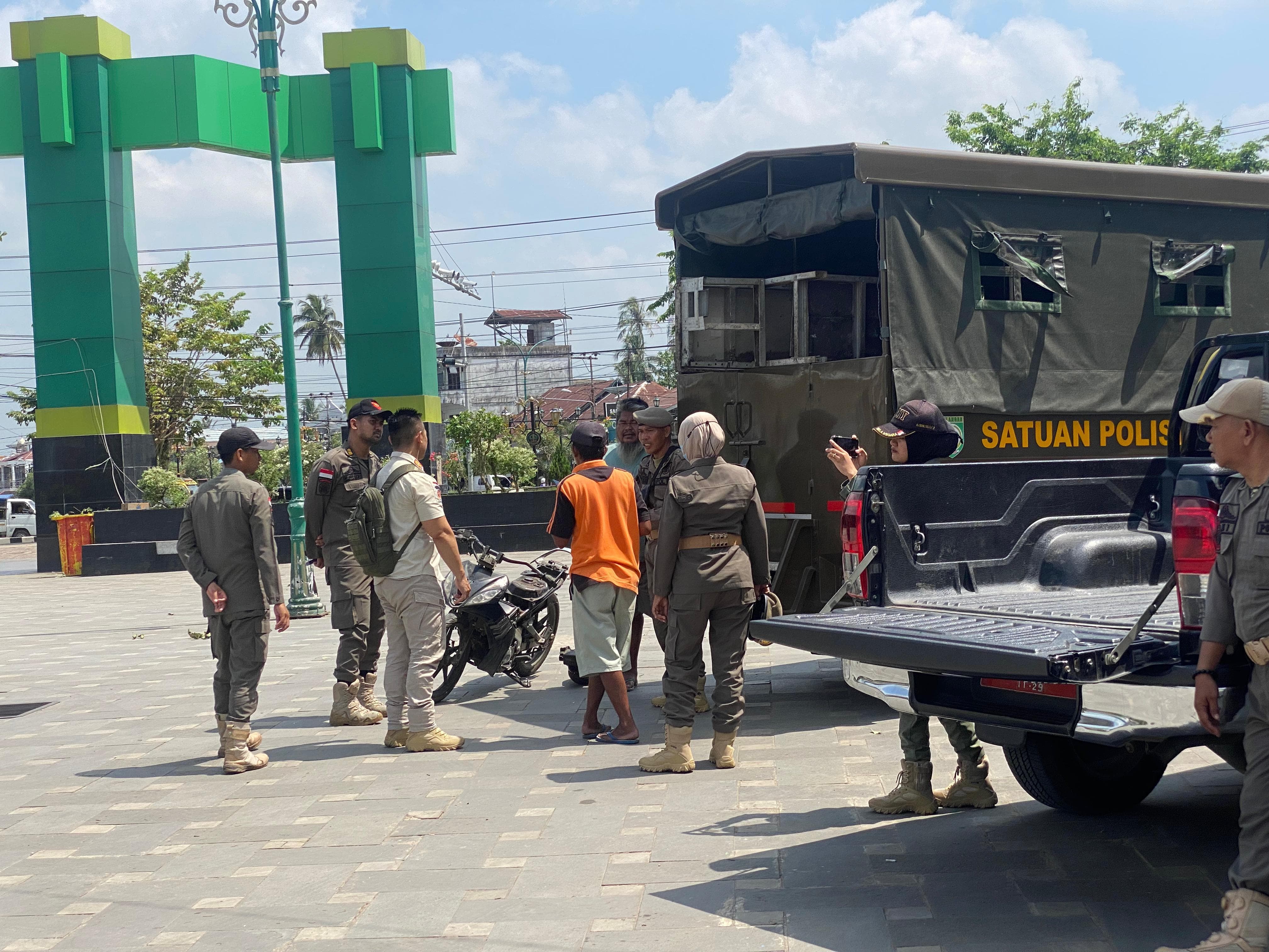 Satpol PP Balangan Tertibkan PKL di Taman Sanggam