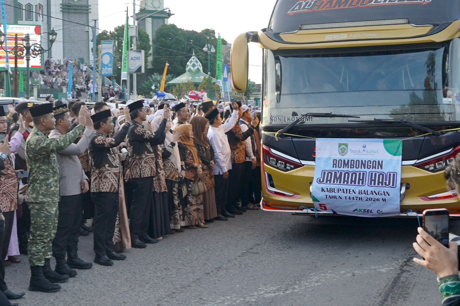Bupati Balangan Lepas 214 Calon Jemaah Haji, Suasana Haru Iringi Keberangkatan