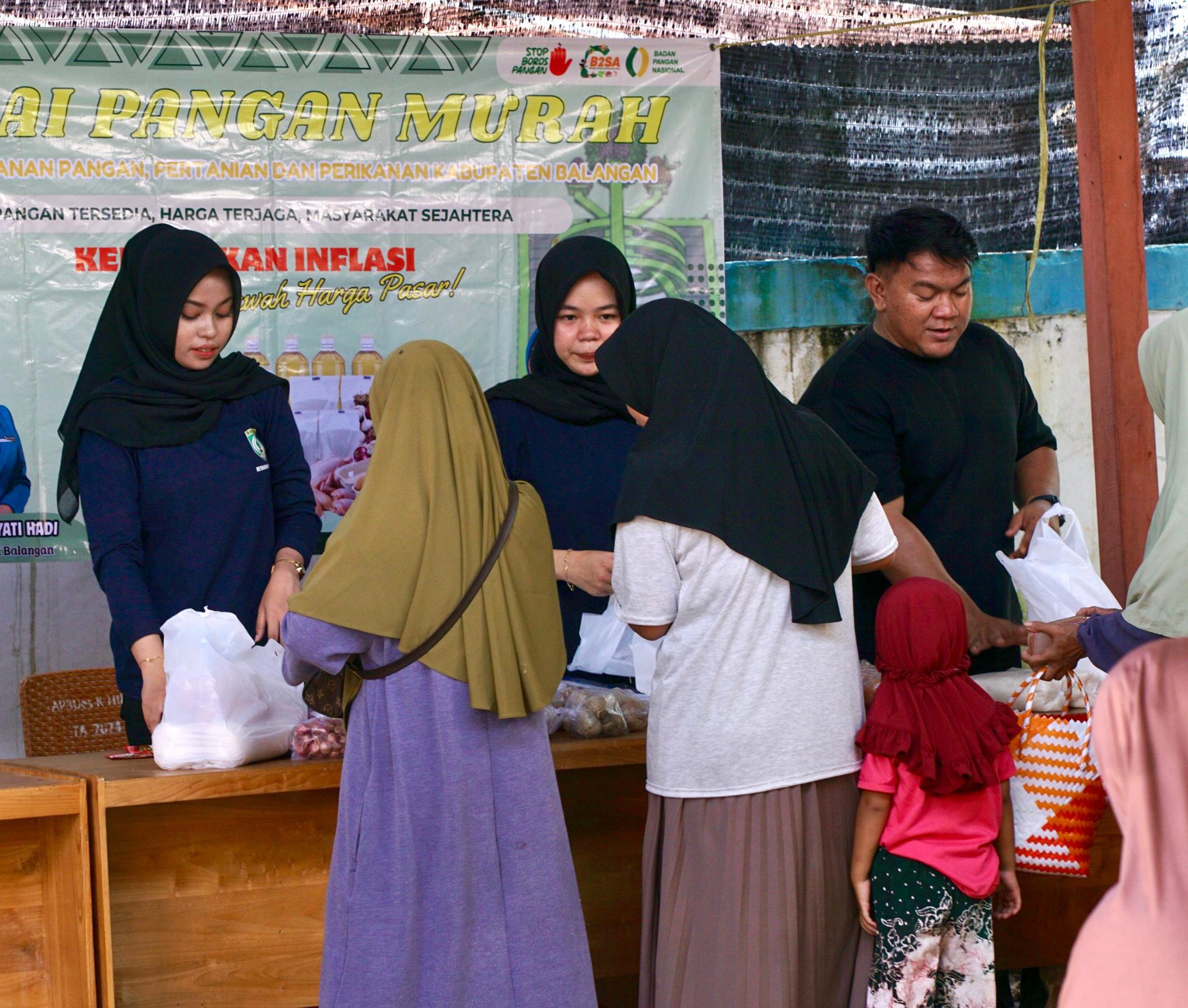 Sembako Lebih Terjangkau, Warga Kusambi Hilir Serbu Pasar Murah