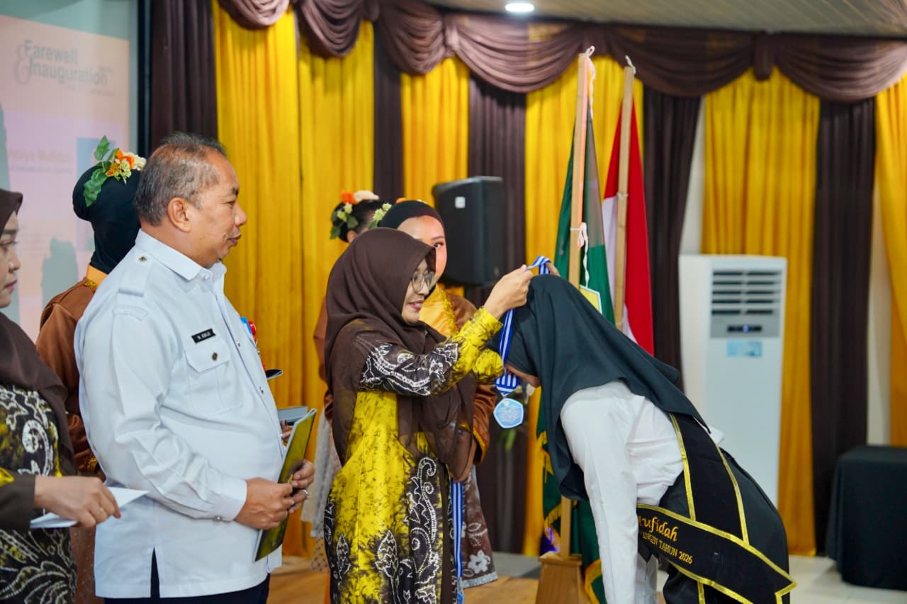Kadisdikbud Tekankan Pentingnya Lanjut Sekolah di Pengukuhan 114 Siswa SMP Negeri 4 Paringin