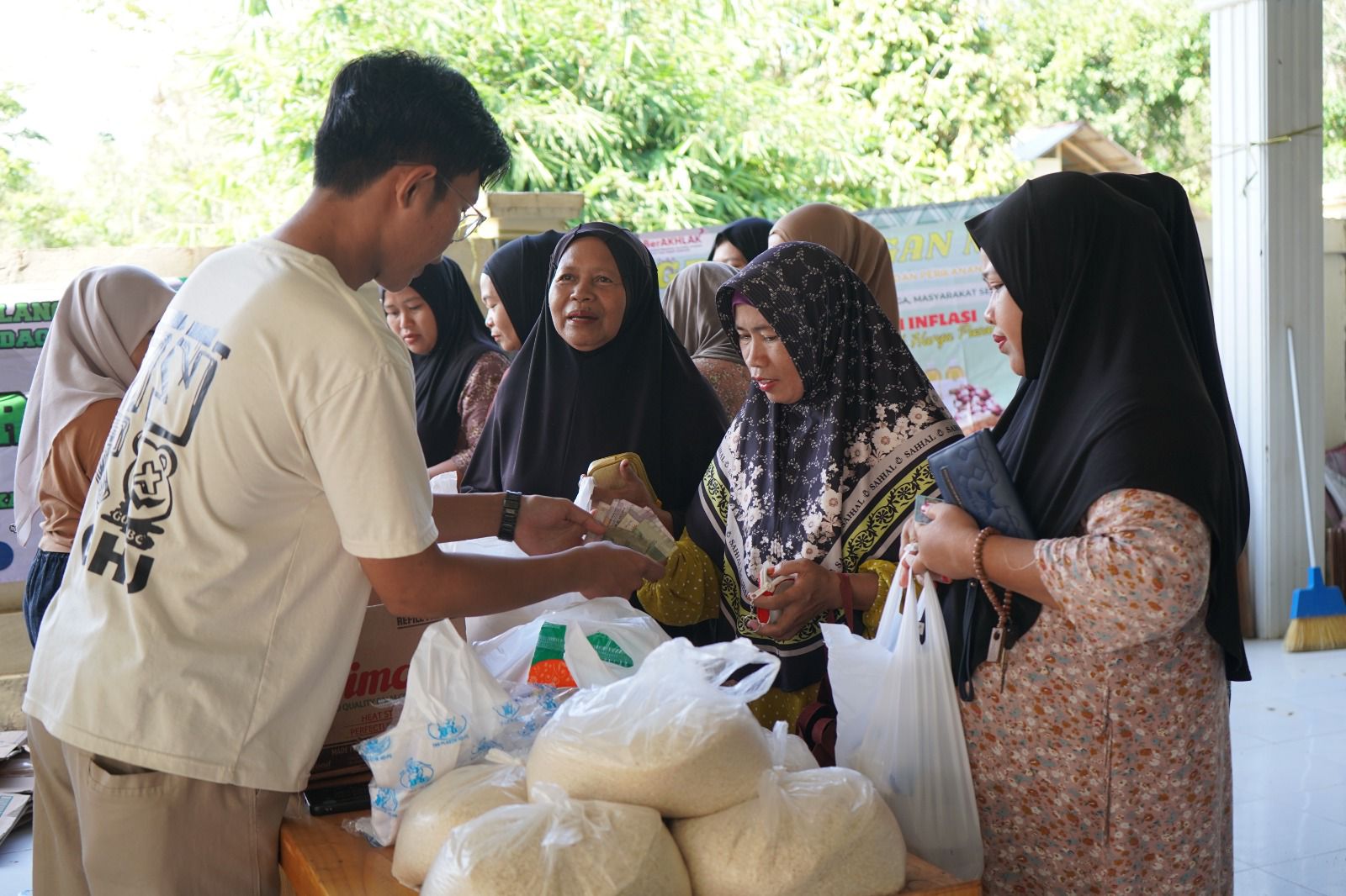 Warga Desa Mihu Manfaatkan Pasar Murah Disperindag untuk Penuhi Kebutuhan Pokok
