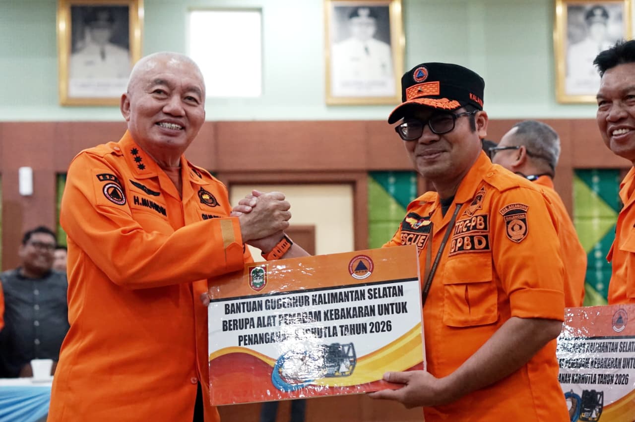 Perkuat Kesiapsiagaan 2026, Gubernur Kalsel Serahkan Bantuan Alat Karhutla ke BPBD Balangan