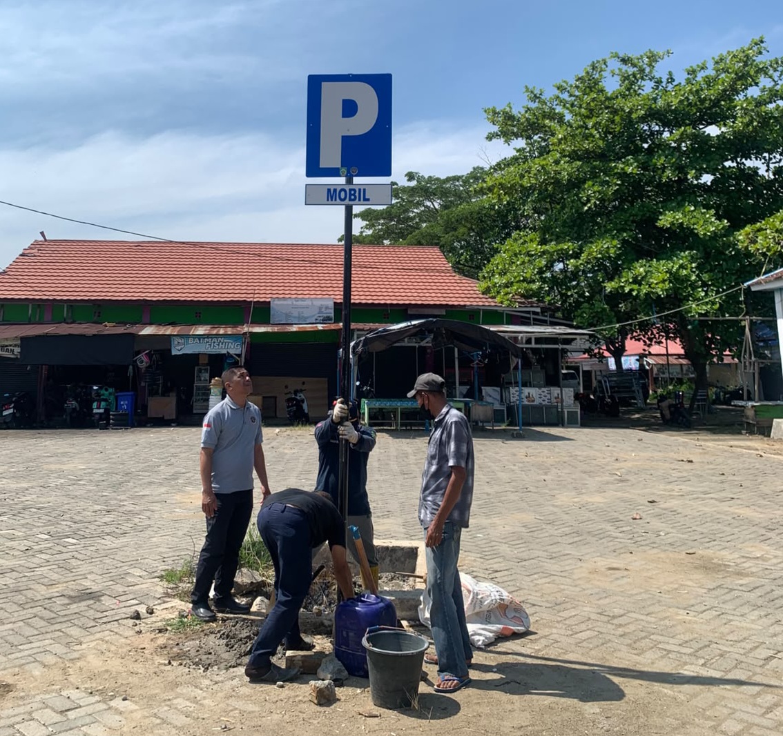 Tingkatkan Tata Kelola, Dishub Balangan Pasang Rambu Parkir Secara Bertahap