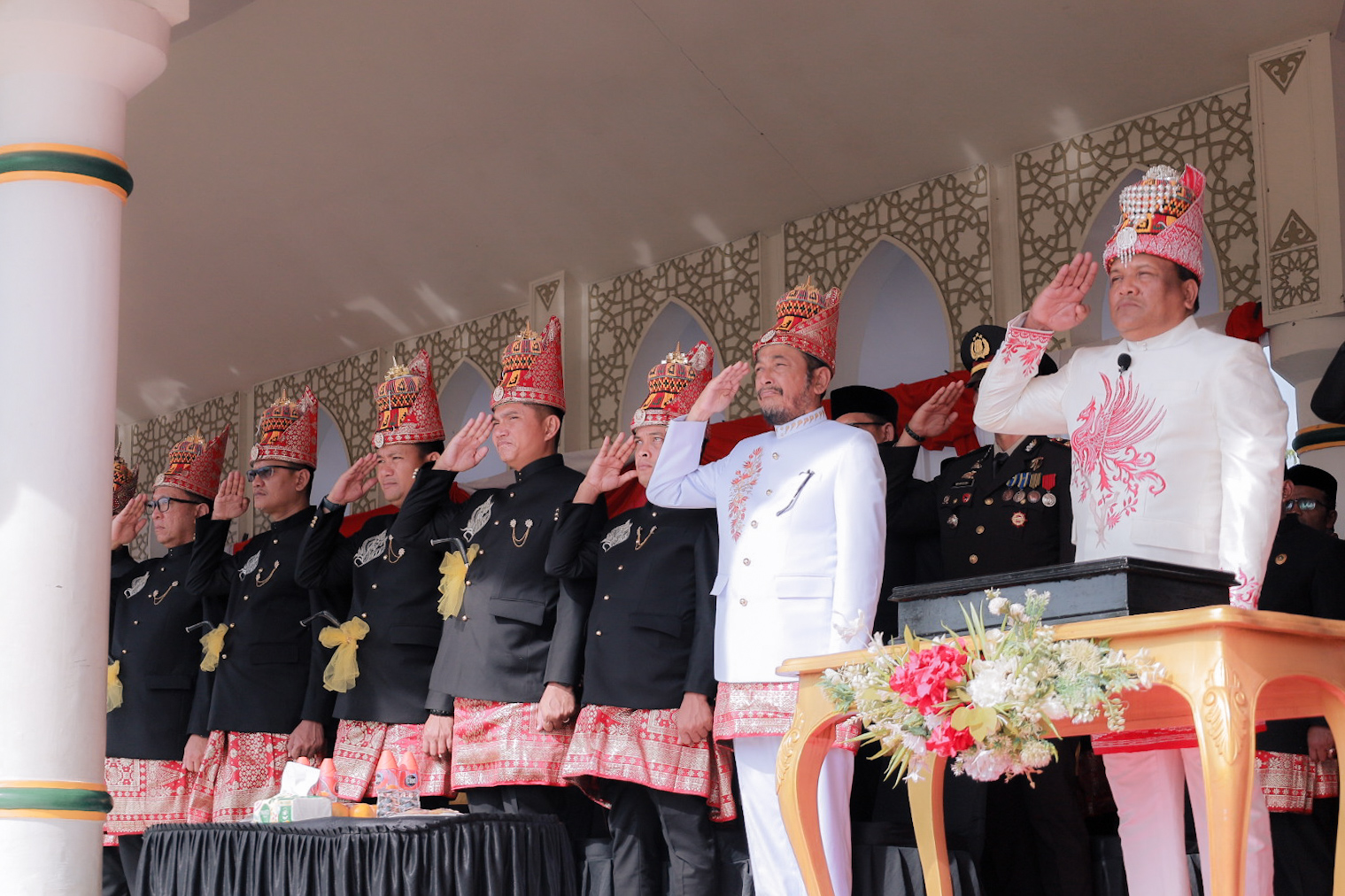 Pakaian Adat Aceh Laka Warnai Semarak HUT ke-81 RI di RTH Cot Gapu Bireuen