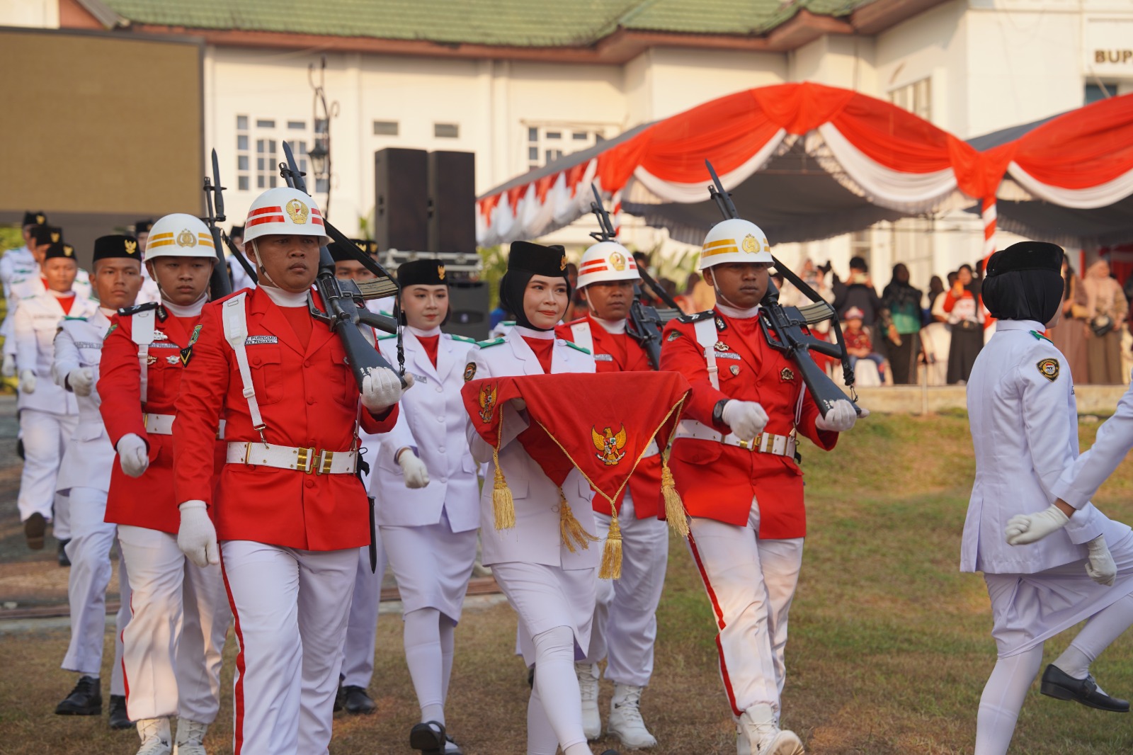 Upacara Penurunan Sang Merah Putih di Balangan, Fitri Bangga Jadi Pembawa Baki