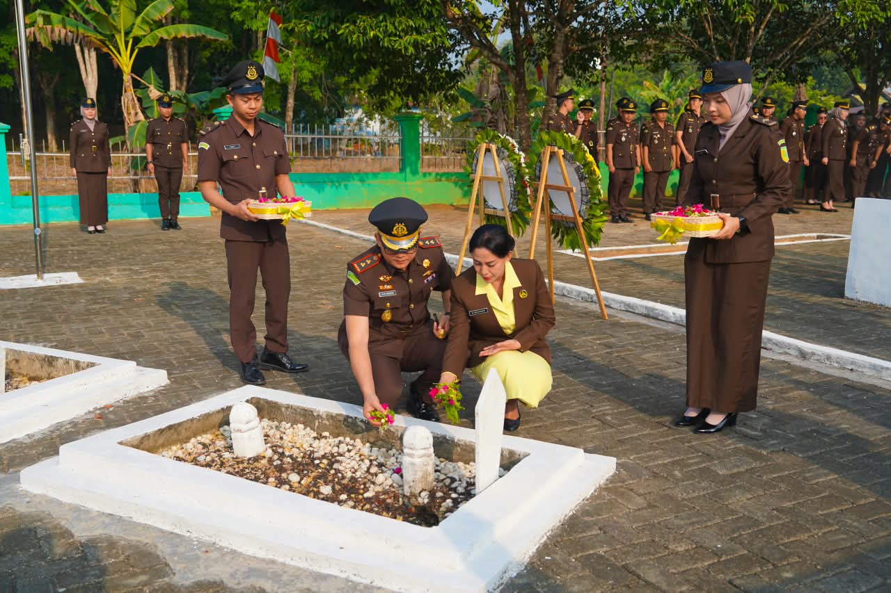 Ziarah Makam Pahlawan, Kejari Balangan Kenang Perjuangan dan Teladan Para Pahlawan