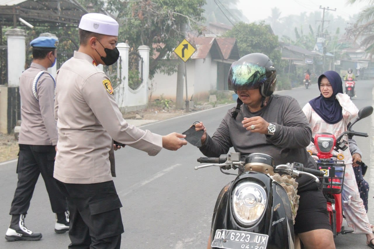 Polres Balangan Peduli Kesehatan Warga di Tengah Kabut Asap Karhutla