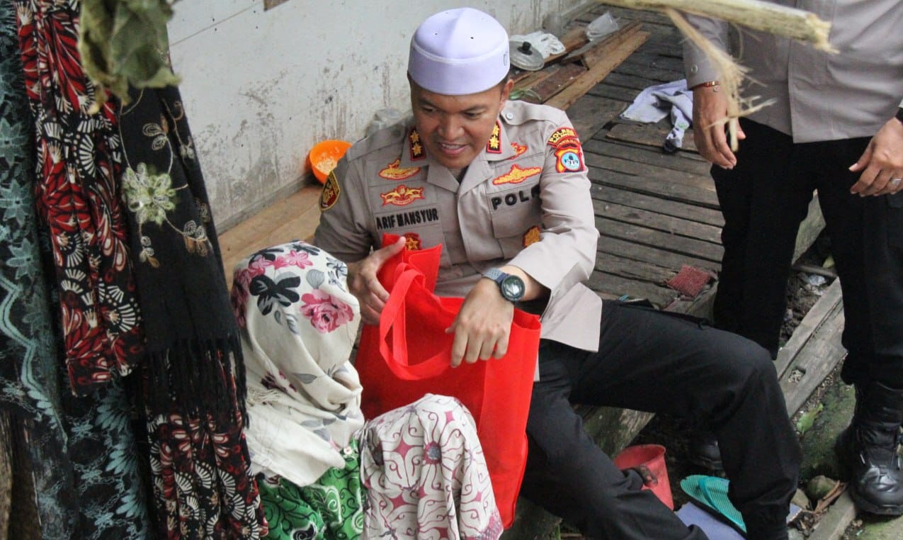 Polres Balangan dan Baznas Salurkan Sembako untuk Lansia di Lampihong