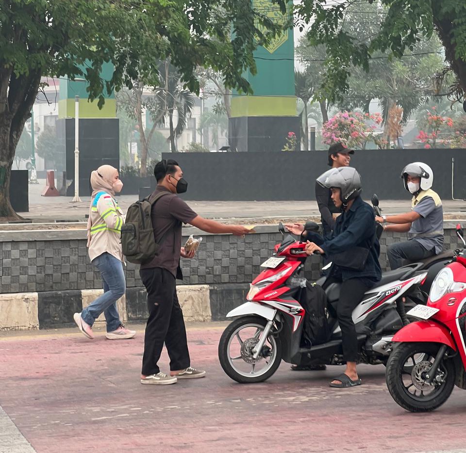 Kabut Asap Karhutla Menyelimuti Paringin, PWI Balangan Bagikan 500 Masker