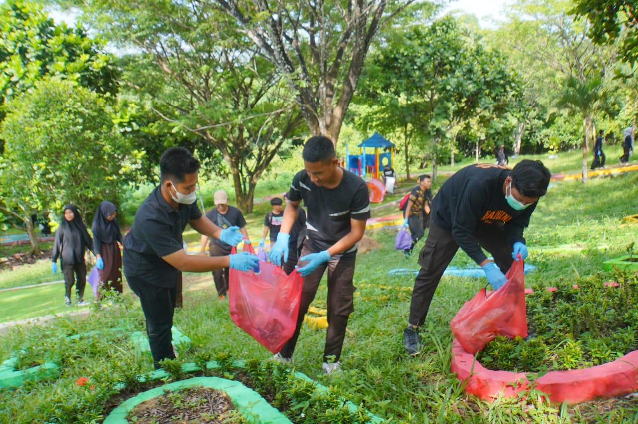 Peduli Lingkungan, Green Generation Kalsel Gelar Aksi Kebersihan di Taman Hijau Balangan
